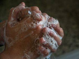 衛生意識を高めるために手を洗う
